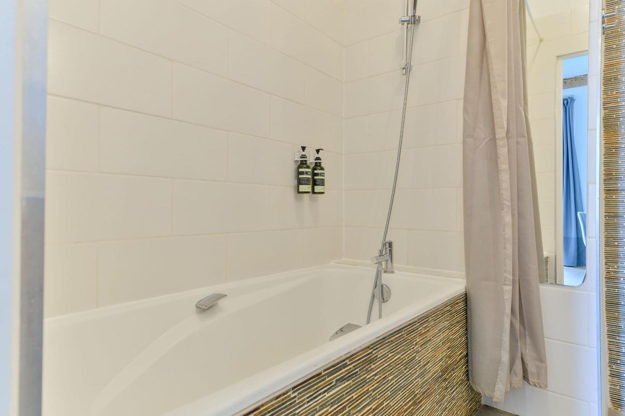 Les Jardins Du Gourguillon Apartment Лион Екстериор снимка
